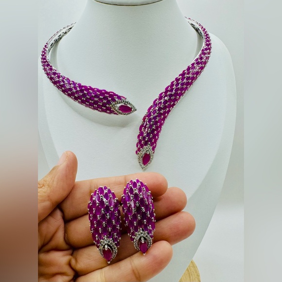 Trendy yet Light Weight Necklace - Picture 1 of 7